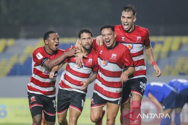 Berikut adalah beberapa alternatif judul untuk "Madura United dalam Motivasi Tinggi Jelang Hadapi PSIS Semarang":

1. "Madura United Siap Tampil Memukau: Semangat Tinggi Menyambut PSIS Semarang"
2. "Madura United: Gairah dan Motivasi Tinggi Hadapi Tantangan PSIS Semarang"
3. "Madura United Bangkit dengan Motivasi Tinggi Jelang Pertandingan Melawan PSIS Semarang"
4. "Semangat Juang Madura United: Persiapan Optimal Menuju Pertandingan Melawan PSIS Semarang"
5. "Madura United: Mentalitas Kuat di Balik Pertandingan Melawan PSIS Semarang"
6. "Menanti Duel Sengit: Motivasi Ganda Madura United Melawan PSIS Semarang"

Semoga alternatif judul tersebut dapat membantu!