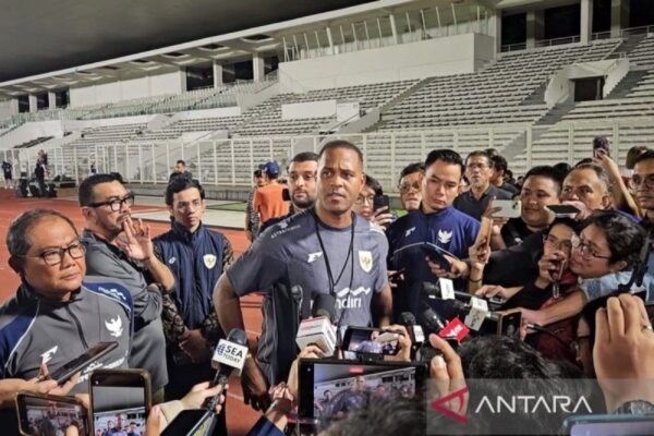 Here are some alternate title suggestions for "Pratinjau Indonesia vs Bahrain: Saatnya kembali tampil pragmatis":

1. "Analisis Pertandingan Indonesia vs Bahrain: Kembali ke Gaya Permainan Pragmatik"
2. "Preview Indonesia vs Bahrain: Mengembalikan Pendekatan Pragmatik"
3. "Indonesia vs Bahrain: Saatnya Mengadopsi Strategi Pragmatik Lagi"
4. "Sambutan Indonesia vs Bahrain: Fokus pada Pendekatan Pragmatik"
5. "Menjelang Indonesia vs Bahrain: Kembali pada Strategi Pragmatik"
6. "Tinjauan Indonesia vs Bahrain: Saatnya Tampil Dengan Pragmatism"
7. "Persiapan Indonesia vs Bahrain: Mengembalikan Pragmatik ke Lapangan" 

Feel free to choose one or modify further!