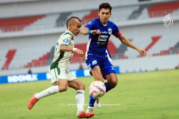 Berikut beberapa alternatif judul untuk "PSS Jaga Asa Bertahan di Liga 1 setelah Tekuk Persija 2-1":

1. "PSS Pertahankan Peluang di Liga 1 Usai Kemenangan Dramatis atas Persija 2-1"
2. "Dengan Kemenangan 2-1 atas Persija, PSS Tegaskan Hasrat Bertahan di Liga 1"
3. "PSS Menang 2-1 atas Persija: Langkah Krusial untuk Bertahan di Liga 1"
4. "Kemenangan PSS atas Persija 2-1: Upaya Kuat Menuju Liga 1 yang Lebih Baik"
5. "PSS Jaga Harapan Bertahan di Liga 1 dengan Kemenangan Melawan Persija 2-1" 

Silakan pilih yang paling sesuai!