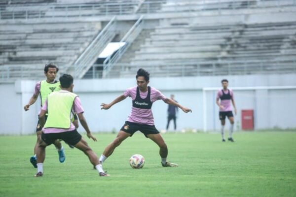Tentu! Berikut adalah beberapa alternatif judul untuk "Persik incar hasil maksimal dari lima laga terakhir":

1. "Persik Bertekad Raih Poin Penuh di Lima Pertandingan Terakhir"
2. "Target Ambisius Persik: Meraih Kemenangan di Lima Laga Terakhir"
3. "Persik Siap Tempur: Misi Meraih Hasil Optimal di Lima Pertandingan Pamungkas"
4. "Lima Laga Penentu: Persik Berjuang untuk Hasil Terbaik"
5. "Persik Fokus Kejar Hasil Maksimal di Lima Pertandingan Akhir"

Silakan pilih yang paling sesuai atau minta lebih banyak alternatif!