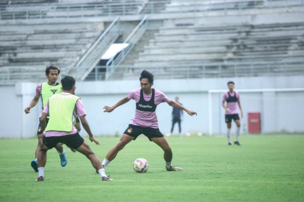 Tentu! Berikut adalah beberapa alternatif judul untuk "Persik incar hasil maksimal dari lima laga terakhir":

1. "Persik Bertekad Raih Poin Penuh di Lima Pertandingan Terakhir"
2. "Target Ambisius Persik: Meraih Kemenangan di Lima Laga Terakhir"
3. "Persik Siap Tempur: Misi Meraih Hasil Optimal di Lima Pertandingan Pamungkas"
4. "Lima Laga Penentu: Persik Berjuang untuk Hasil Terbaik"
5. "Persik Fokus Kejar Hasil Maksimal di Lima Pertandingan Akhir"

Silakan pilih yang paling sesuai atau minta lebih banyak alternatif!