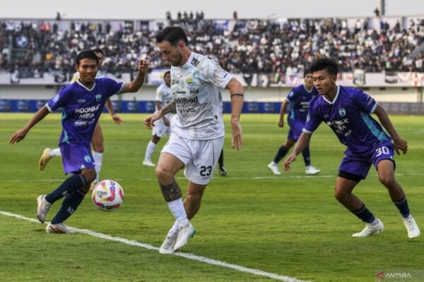 Here are some alternative titles for "Lefundes nilai Persita Tangerang layak raih kemenangan kontra Persib":

1. "Lefundes: Persita Tangerang Pantas Menang Melawan Persib"
2. "Lefundes Sebut Persita Tangerang Berhak Dapat Kemenangan atas Persib"
3. "Lefundes: Persita Tangerang Layak Meraih Kemenangan Melawan Persib"
4. "Lefundes: Kemenangan Persita Tangerang atas Persib Sudah Sepatutnya"
5. "Lefundes Menilai Persita Tangerang Layak untuk Menang Kontra Persib" 

Feel free to mix and match or modify any of these suggestions!