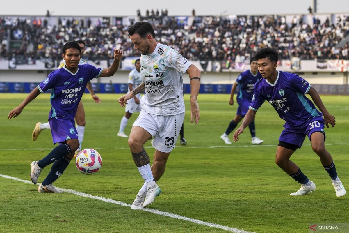 Here are some alternative titles for "Lefundes nilai Persita Tangerang layak raih kemenangan kontra Persib":

1. "Lefundes: Persita Tangerang Pantas Menang Melawan Persib"
2. "Lefundes Sebut Persita Tangerang Berhak Dapat Kemenangan atas Persib"
3. "Lefundes: Persita Tangerang Layak Meraih Kemenangan Melawan Persib"
4. "Lefundes: Kemenangan Persita Tangerang atas Persib Sudah Sepatutnya"
5. "Lefundes Menilai Persita Tangerang Layak untuk Menang Kontra Persib" 

Feel free to mix and match or modify any of these suggestions!