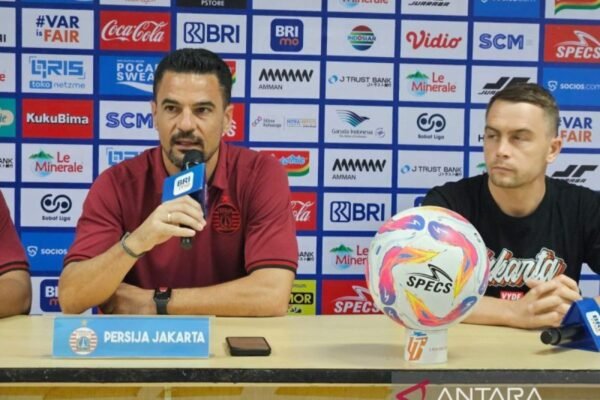 Berikut beberapa alternatif judul untuk pertandingan "Doni Tri dapat dimainkan saat Persija Jakarta jamu Semen Padang":

1. "Doni Tri Siap Tampil di Laga Persija Jakarta vs Semen Padang"
2. "Persija Jakarta Hadapi Semen Padang dengan Kekuatan Doni Tri"
3. "Doni Tri Akan Bergabung di Pertandingan Persija Jakarta Melawan Semen Padang"
4. "Kehadiran Doni Tri di Tim Persija Saat Menjamu Semen Padang"
5. "Persija Jakarta Menantikan Aksi Doni Tri Saat Jumpa Semen Padang"
6. "Doni Tri Dapat Memberikan Dampak Saat Persija Jakarta Jamu Semen Padang"
7. "Persija Jakarta Waspadai Doni Tri saat Bertemu Semen Padang"

Silakan pilih judul yang paling sesuai dengan kebutuhan Anda!