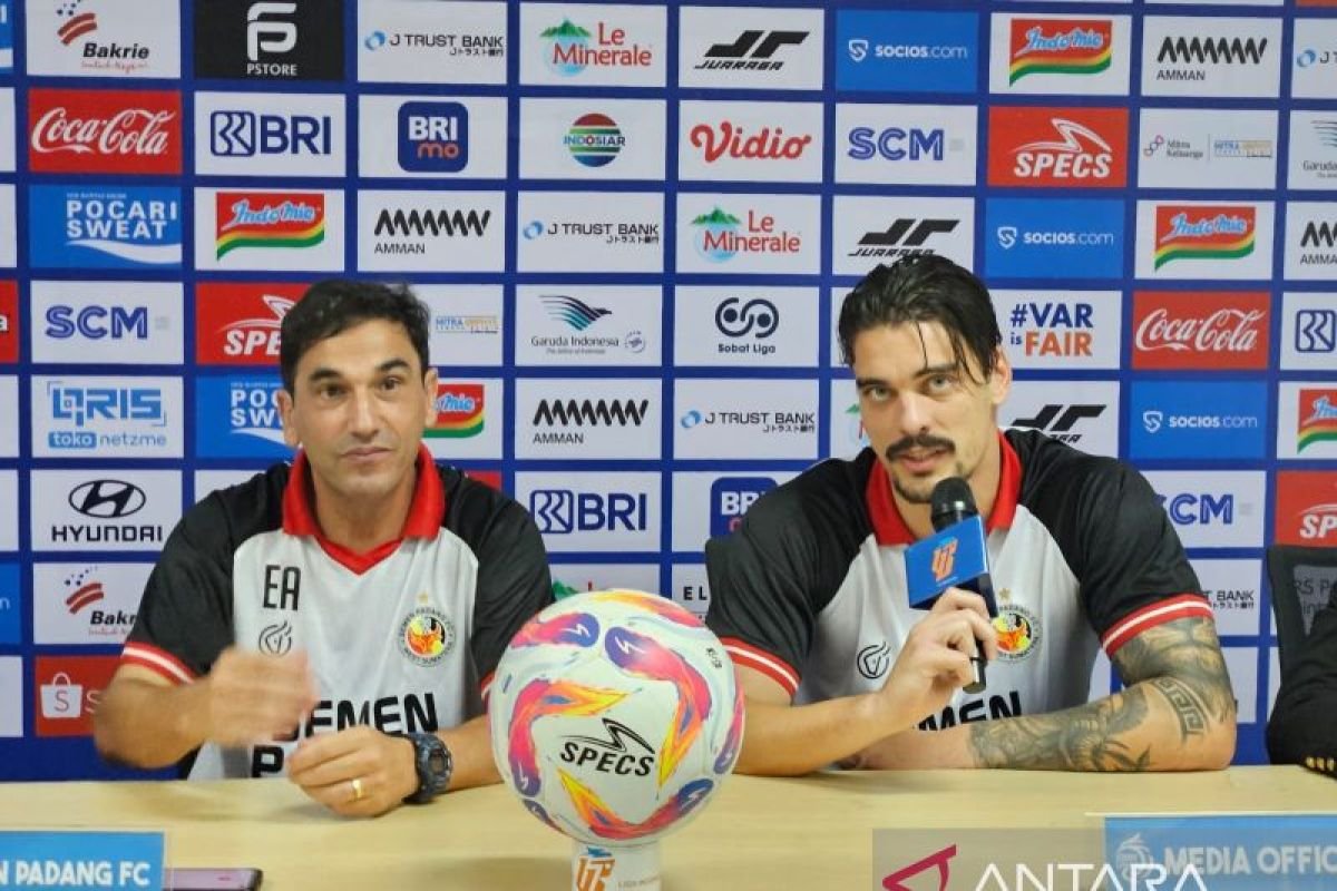 Pelatih Carlos Almeida Menyemangati Pemain Semen Padang Tanpa Beban