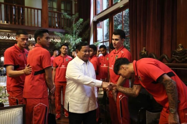 Berikut beberapa alternatif judul untuk "Presiden Berpesan Timnas Tetap Main Maksimal Kendati Lolos Playoff":

1. "Pesan Presiden: Timnas Harus Berjuang Maksimal Meski Sudah Lolos Playoff"
2. "Jaga Semangat: Presiden Ajak Timnas Tampil Optimal Pasca Lolos Playoff"
3. "Presiden Ingatkan Timnas untuk Terus Berprestasi Setelah Lolos Playoff"
4. "Timnas Diingatkan Presiden: Tetap Berusaha Keras Meski Sudah di Playoff"
5. "Presiden Mendorong Timnas untuk Main Seoptimal Mungkin Setelah Kualifikasi Playoff"

Semoga alternatif judul ini bermanfaat!