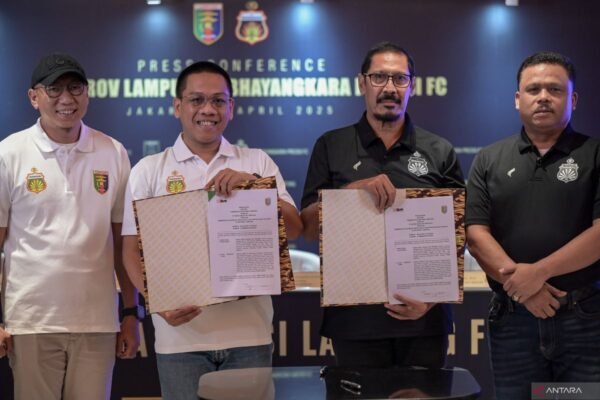 Berikut adalah alternatif judul untuk "Termasuk Bhayangkara dan Persikas, tujuh klub ganti nama dan domisili":

1. "Bhayangkara dan Persikas Pindah: Tujuh Klub Berganti Nama dan Lokasi"
2. "Transformasi Klub: Tujuh Tim, Termasuk Bhayangkara dan Persikas, Ganti Nama dan Domisili"
3. "Perubahan Besar: Tujuh Klub, Termasuk Bhayangkara dan Persikas, Berubah Nama dan Alamat"
4. "Sejumlah Klub Ganti Nama dan Domisili: Bhayangkara dan Persikas Terlibat"
5. "Dampak Perubahan: Tujuh Klub, Termasuk Bhayangkara dan Persikas, Ganti Identitas dan Lokasi" 

Silakan pilih atau modifikasi sesuai kebutuhan!