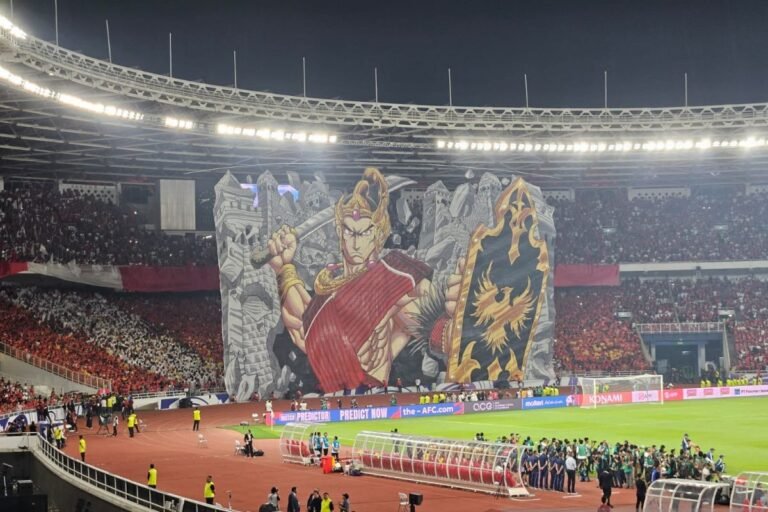 Sure! Here are some alternative titles for "Koreografi Berhias Tifo Pendekar Wayang Warnai Laga Indonesia vs China":

1. "Tifo Pendekar: Koreografi Wayang Menyemarakkan Pertandingan Indonesia vs China"
2. "Wayang dan Tifo: Seni Pertunjukan dalam Laga Indonesia vs China"
3. "Menghidupkan Laga: Koreografi Tifo Pendekar Wayang antara Indonesia dan China"
4. "Warna Pertarungan: Tifo Pendekar Wayang dalam Duel Indonesia vs China"
5. "Koreografi Tifo: Meriahkan Pertandingan Indonesia vs China dengan Sentuhan Wayang"
6. "Pesona Wayang dan Tifo: Memeriahkan Laga Indonesia vs China"
7. "Sintesis Budaya: Tifo Pendekar dalam Aksi Indonesia vs China"
8. "Kreativitas Wayang: Menghias Laga Indonesia Berhadapan dengan China"
9. "Energi Tifo dan Silat Wayang: Memperkuat Rivalitas Indonesia vs China"
10. "Seni Pertunjukan dalam Olahraga: Tifo Pendekar Warnai Duel Indonesia dan China"

Feel free to mix and match phrases for more variations!