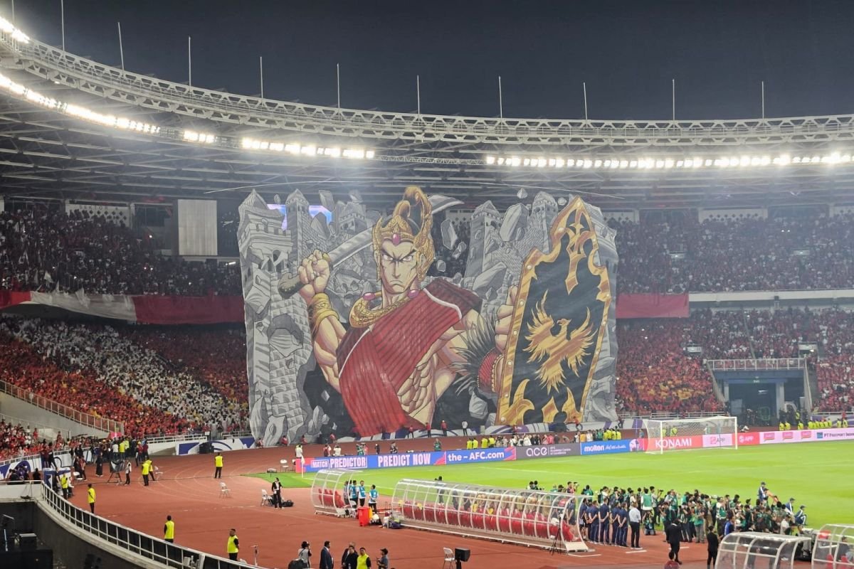 Sure! Here are some alternative titles for "Koreografi Berhias Tifo Pendekar Wayang Warnai Laga Indonesia vs China":

1. "Tifo Pendekar: Koreografi Wayang Menyemarakkan Pertandingan Indonesia vs China"
2. "Wayang dan Tifo: Seni Pertunjukan dalam Laga Indonesia vs China"
3. "Menghidupkan Laga: Koreografi Tifo Pendekar Wayang antara Indonesia dan China"
4. "Warna Pertarungan: Tifo Pendekar Wayang dalam Duel Indonesia vs China"
5. "Koreografi Tifo: Meriahkan Pertandingan Indonesia vs China dengan Sentuhan Wayang"
6. "Pesona Wayang dan Tifo: Memeriahkan Laga Indonesia vs China"
7. "Sintesis Budaya: Tifo Pendekar dalam Aksi Indonesia vs China"
8. "Kreativitas Wayang: Menghias Laga Indonesia Berhadapan dengan China"
9. "Energi Tifo dan Silat Wayang: Memperkuat Rivalitas Indonesia vs China"
10. "Seni Pertunjukan dalam Olahraga: Tifo Pendekar Warnai Duel Indonesia dan China"

Feel free to mix and match phrases for more variations!