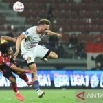 Tentu! Berikut adalah beberapa alternatif untuk judul "Ze Valente pulang ke Yogya, kali ini berseragam PSIM":

1. "Ze Valente Kembali ke Yogya dengan Seragam PSIM"
2. "Kembalinya Ze Valente ke Yogya: Kini Berseragam PSIM"
3. "Ze Valente: Dari Perantauan Kembali ke Yogya dengan Kebanggaan PSIM"
4. "Kembali ke Yogya: Ze Valente Tampil Menggandeng PSIM"
5. "Ze Valente Pulang ke Yogya: Menyusuri Jalan Bersama PSIM"

Silakan pilih atau sesuaikan yang paling cocok!
