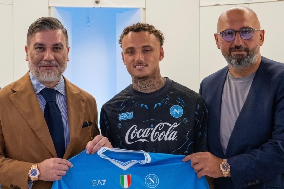 Berikut beberapa alternatif judul untuk berita "Napoli resmi gaet winger asal Belanda Noa Lang dari PSV Eindhoven":

1. "Napoli Resmi Dapatkan Noa Lang, Winger Belanda dari PSV Eindhoven"
2. "Noa Lang Bergabung dengan Napoli: Transfer Resmi dari PSV Eindhoven"
3. "Napoli Perkuat Skuad dengan Rekrutmen Noa Lang dari PSV Eindhoven"
4. "Pindah ke Napoli: Noa Lang Tinggalkan PSV Eindhoven"
5. "Winger Belanda Noa Lang Resmi Jadi Pemain Napoli Setelah Tinggalkan PSV"

Semoga salah satu dari judul-judul ini sesuai dengan kebutuhan Anda!