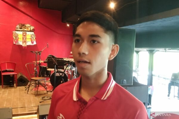 Here are some alternate titles for "Pemain muda Bali United Made Tito jalani tes pemulihan terakhir":

1. "Made Tito dari Bali United Menyelesaikan Tes Pemulihan Akhir"
2. "Pemain Muda Bali United, Made Tito, Menjalani Ujian Pemulihan Terakhir"
3. "Tes Pemulihan Terakhir Dijalani Made Tito, Bintang Muda Bali United"
4. "Made Tito, Pemain Muda Bali United, Menghadapi Tes Pemulihan Akhir"
5. "Kabar Terbaru: Made Tito Jalani Tes Pemulihan untuk Kembali Beraksi"
6. "Pemain Muda Bali United, Made Tito, Siap Uji Kemampuan dalam Tes Pemulihan"
7. "Tes Pemulihan Terakhir: Langkah Kembali Made Tito dari Bali United"

Feel free to choose or modify any of these suggestions!