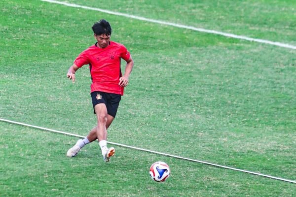 Berikut adalah beberapa alternatif judul untuk "Persik Rekrut Rendy Sanjaya untuk Perdalam Skuad":

1. "Persik Tambah Kekuatan: Rendy Sanjaya Resmi Bergabung"
2. "Peningkatan Skuad: Rendy Sanjaya Dikenalkan sebagai Rekrutan Baru Persik"
3. "Persik Resmi Gaet Rendy Sanjaya untuk Perkuat Tim"
4. "Rendy Sanjaya Menyusul ke Persik: Langkah Strategis untuk Memperdalam Skuad"
5. "Rekrut Menarik: Rendy Sanjaya Bergabung dengan Persik untuk Musim Ini"

Semoga salah satu dari judul ini sesuai dengan yang Anda inginkan!