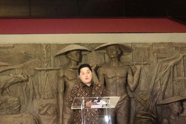 Berikut beberapa alternatif judul untuk "Erick Harapkan Mauro dan Miliano Sumpah WNI Pekan Ini":

1. "Erick: Harapan Mauro dan Miliano Sumpah WNI Dalam Waktu Dekat"
2. "Minggu Ini, Erick Pastikan Mauro dan Miliano Akan Sumpah WNI"
3. "Erick Optimis Mauro dan Miliano Akan Mengucapkan Sumpah WNI Pekan Ini"
4. "Sumpah WNI Mauro dan Miliano: Harapan Erick Terwujud Pekan Ini"
5. "Erick Ingin Mauro dan Miliano Resmi Jadi WNI Akhir Pekan Ini"

Silakan pilih atau modifikasi sesuai kebutuhan!