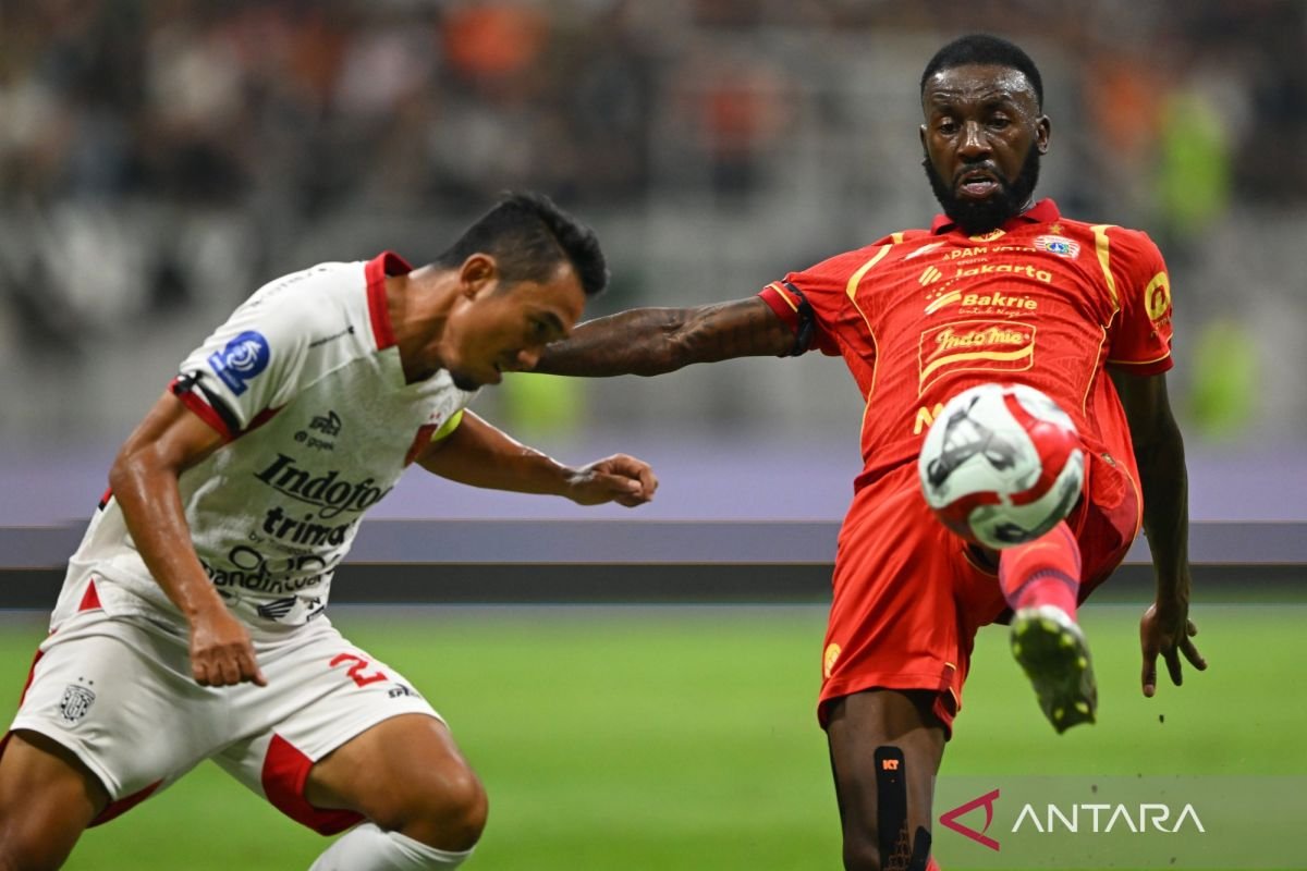 Here are some alternative title suggestions for "Gol debut Bruno Tubarao jaga rekor tak terkalahkan Persija":

1. "Bruno Tubarao's Debut Goal Preserves Persija's Undefeated Streak"
2. "Bruno Tubarao Scores in Debut, Keeps Persija's unbeaten record alive"
3. "Debut Delight: Bruno Tubarao Secures Persija’s Unbeaten Legacy"
4. "Bruno Tubarao's First Goal Fuels Persija's Record of Undefeated Matches"
5. "With a Debut Goal, Bruno Tubarao Maintains Persija's Impressive Streak"
6. "Bruno Tubarao's Remarkable Debut: A Goal That Safeguards Persija's Record"
7. "Newcomer Bruno Tubarao's Goal Keeps Persija's Undefeated Heritage Intact"
8. "Debut Goal by Bruno Tubarao: A Key Moment for Persija's Unbeaten Record" 

Feel free to let me know if you need more options!