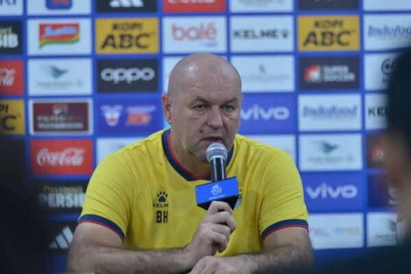 Bojan Hodak Tunjukkan Kemungkinan Rotasi Pemain Saat Persib Hadapi Persis Solo