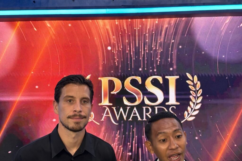 Thom Haye Menjawab dengan Singkat tentang Van Bronckhorst