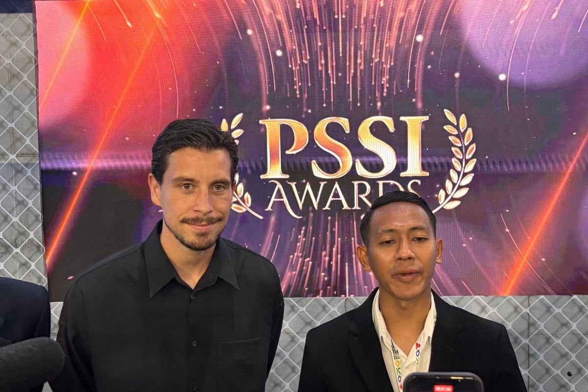 Berikut adalah beberapa alternatif judul untuk "Thom Haye Siap Dilatih Siapapun di Timnas Indonesia":

1. "Thom Haye: Siap Dapat Arahan Siapa Pun di Timnas Indonesia"
2. "Thom Haye: Tidak Masalah Dilatih Oleh Siapa Saja di Timnas Indonesia"
3. "Thom Haye: Terbuka untuk Pelatih Mana Saja di Timnas Indonesia"
4. "Thom Haye: Kesiapan Menyambut Pelatih Baru di Timnas Indonesia"
5. "Thom Haye: Siap Beradaptasi dengan Pelatih Manapun di Timnas Indonesia"

Silakan pilih atau modifikasi sesuai kebutuhan!